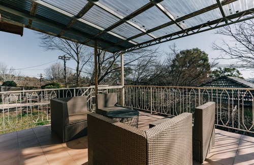 Deakin House | Restful Canberra Retreat in Spacious Terrace Home
