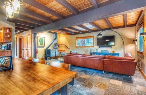 Ridgewood Cabin | Restful North Ridge | 5 Minutes Walk to Shoreline