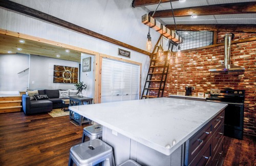 Greer Cottage | Restful & Peaceful Country Cottage with Quiet & Trendy Living - Pet Friendly!