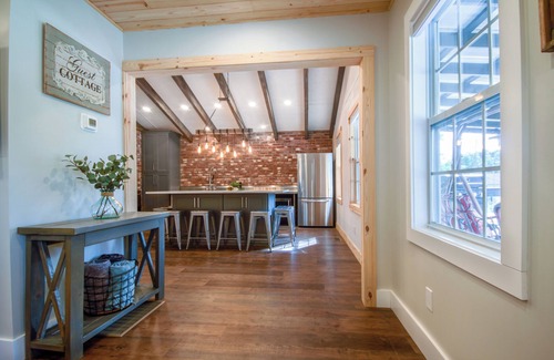 Greer Cottage | Restful & Peaceful Country Cottage with Quiet & Trendy Living - Pet Friendly!