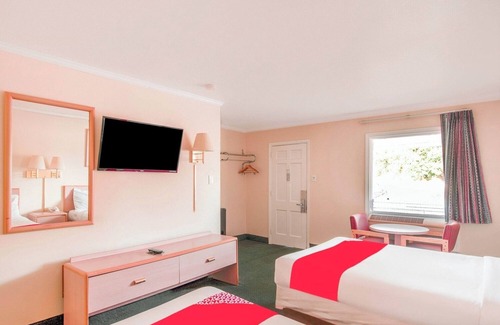 Durham Hotel | Restful Suburban Spot w/Full Beds + Parking Near Tobacco Campus