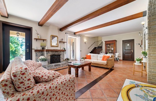 Albanella Villa | Restful Villa in Albanella with Swimming Pool