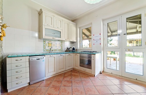 Albanella Villa | Restful Villa in Albanella with Swimming Pool