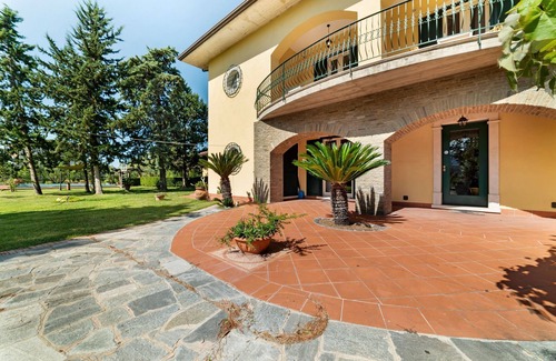 Albanella Villa | Restful Villa in Albanella with Swimming Pool and hot tub