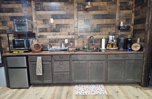 Willisburg Cottage | Restin' Holes Ky Bourbon Trail B -Sauna-HotTub-Gym-Playground-Waterfall-Themed