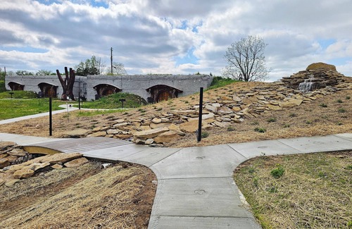 Willisburg Cottage | Restin' Holes Ky Bourbon Trail B -Sauna-HotTub-Gym-Playground-Waterfall-Themed