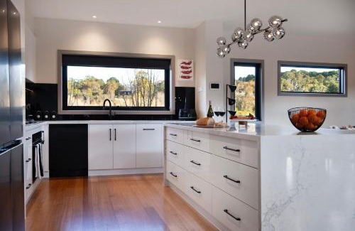Daylesford House | Retreat Lake Daylesford - Free Wifi