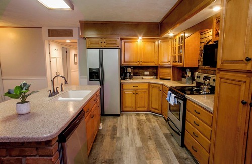 Dundee House | Retreat to Norris View located in the FInger Lakes Region.