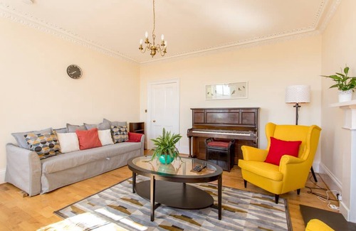 Old Town Apartment | Retro Castle Retreat 2Bed (sleep 6)