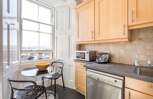 Old Town Apartment | Retro Castle Retreat 2Bed (sleep 6)