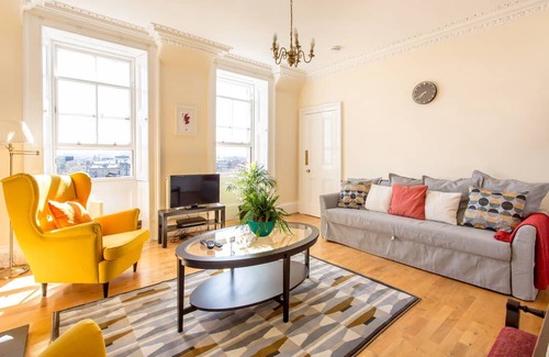 Old Town Apartment | Retro Castle Retreat 2Bed (sleep 6)