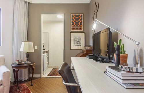 Cerqueira Cesar House | Retro flat unit in the heart of Jardins