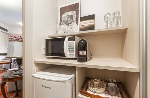 Cerqueira Cesar House | Retro flat unit in the heart of Jardins