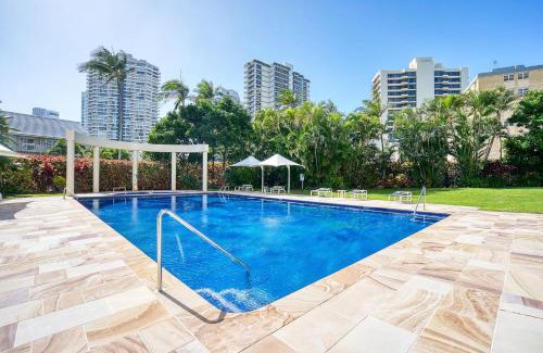 Main Beach Apartment | Retro Main Beach Hidden Gem with Waterfront Views