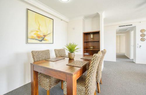 Main Beach Apartment | Retro Main Beach Hidden Gem with Waterfront Views