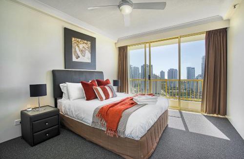 Main Beach Apartment | Retro Main Beach Hidden Gem with Waterfront Views