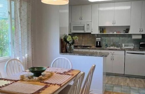 Hampton Bays Cottage | Retro Mid-Century Cottage 1/2 mile to CPI