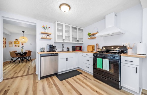 Holland House | Retro Quirky 4BR Gem near Mpls Downtown, UMN, US Bank & Huntington Stadiums