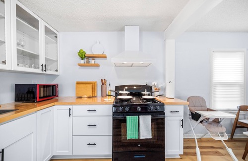 Holland House | Retro Quirky 4BR Gem near Mpls Downtown, UMN, US Bank & Huntington Stadiums