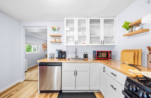 Holland House | Retro Quirky 4BR Gem near Mpls Downtown, UMN, US Bank & Huntington Stadiums