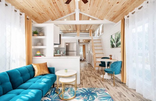 Guntersville Cottage | Retro Themed Tiny House w/Boat Parking + Private Firepit & Minutes to Boat Launches