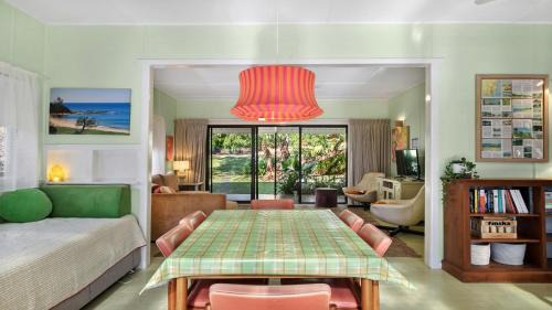 Bateau Bay House | Retro Vibes