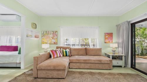 Bateau Bay House | Retro Vibes