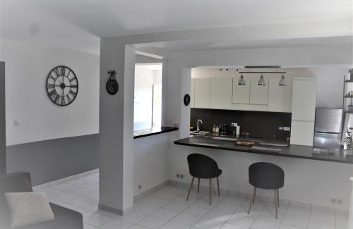 Montaleigne House | Rez de villa avec beau jardin et belle vue