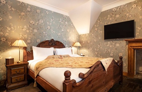 Invergarry Bed & Breakfast | Rhododendron Suite -With views of the rhododendron trees on the hillside