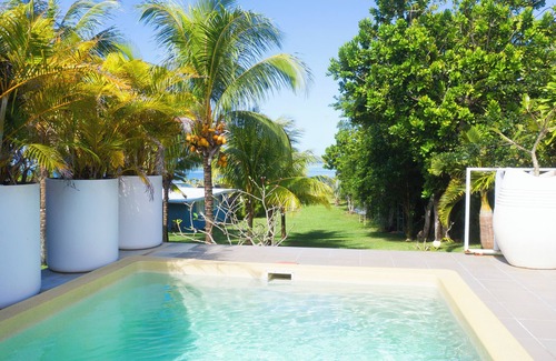 Surinam Villa | Riambel: Villa Antema, pool, right on the beach