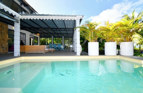 Surinam Villa | Riambel: Villa Antema, pool, right on the beach
