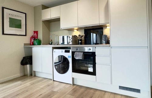 Everton Apartment | Richmond Row 1 Bed Apartment - Secure Parking & EV