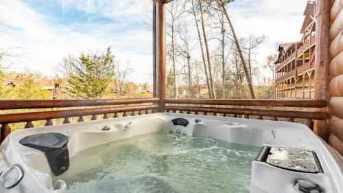 Wears Valley House | Ridge View by AvantStay 15mins from Pigeon Forge w Pavilion Indoor Pool Hot Tub