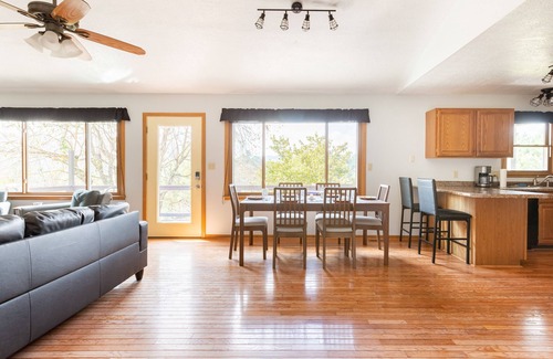 Burnsville Cottage | Ridgetop Retreat near Asheville, Hot Tub & Views!