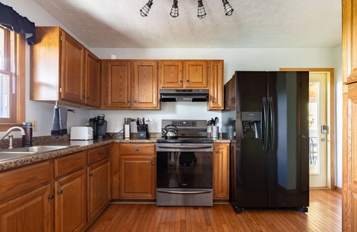 Burnsville Cottage | Ridgetop Retreat near Asheville, Hot Tub & Views!