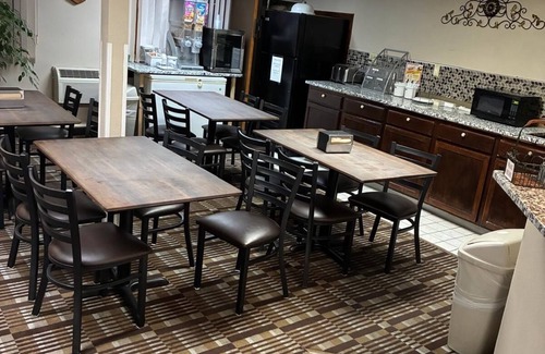 Lexington Hotel | Right off the Interstate, American style Restaurant/Bar Next door & Great Rates!