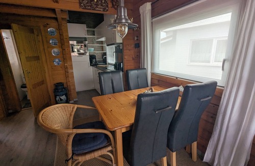 Lemmer Cabin | Right on the water - log cabin in Holland for relaxation and water sports