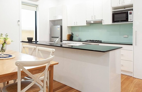 Clovelly Apartment | Ripples Beach House is your 3-bedroom home near Clovelly Beach