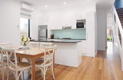 Clovelly Apartment | Ripples Beach House is your 3-bedroom home near Clovelly Beach
