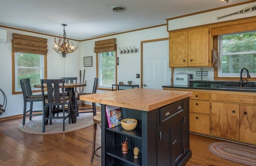 Burnsville Cottage | Rippling Creek, Romantic Views & Friendly Visits By Gentle Wildlife. Perfect!