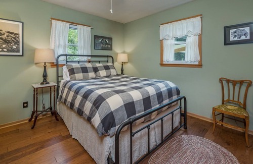 Burnsville Cottage | Rippling Creek, Romantic Views & Friendly Visits By Gentle Wildlife. Perfect!