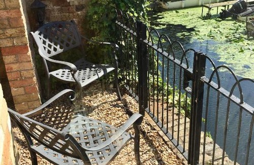 St Neots House | River Courtyard Apartment In The Heart Of