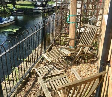 St Neots House | River Courtyard Apartment In The Heart Of