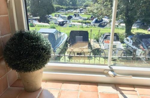 St Neots House | River Courtyard Apartment In The Heart Of