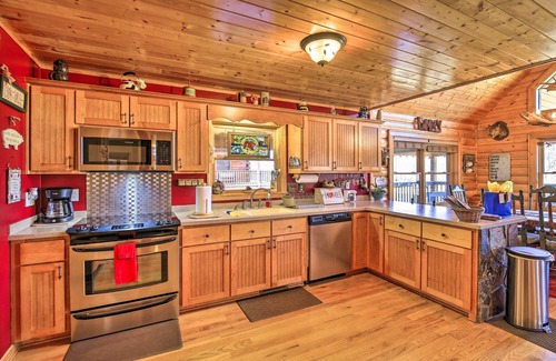 Piney Creek Cabin | 'River Dream Cabin' on New River w/Deck, Fire Pit