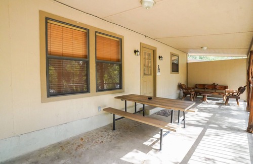 Sabinal Cabin | River Front cabin with access to shared pool!