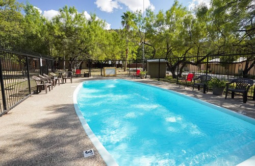 Sabinal Cabin | River Front cabin with access to shared pool!