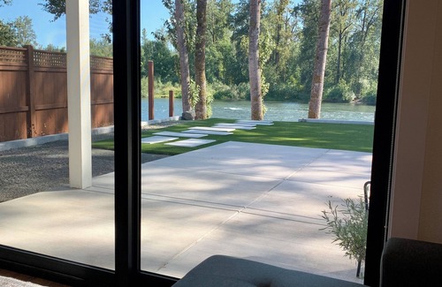 Eugene Apartment | River Front! One bedroom fully furnished apt 4 miles from Autzen Stadium.