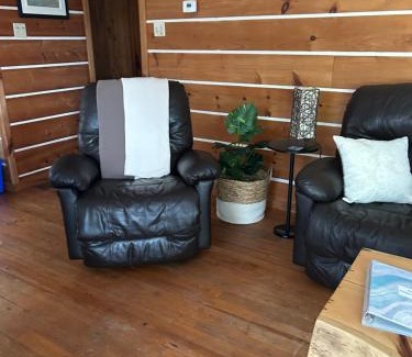 Ivy Lea House | River Front Year Round Cottage