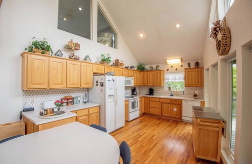 Lansing House | River Hills Vistas - Mountain Top Lodge w/Mountain Views - Hot Tub - River Access